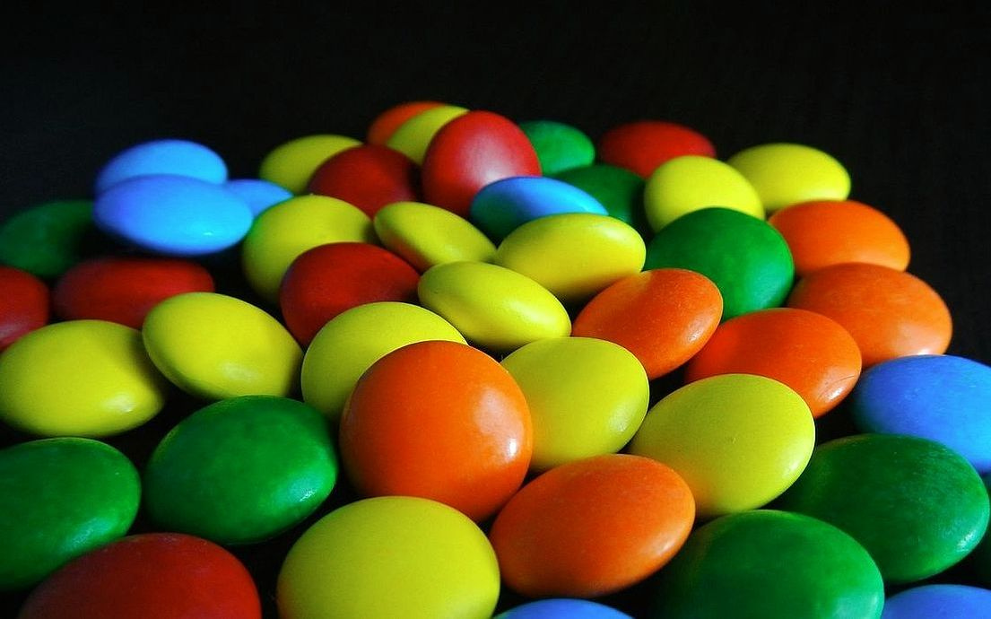 Un surtido de piruletas de colores con caramelos de menta
