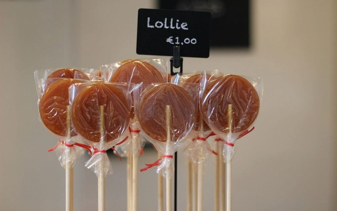 Un bombón de chocolate artesanal en un plato elegante